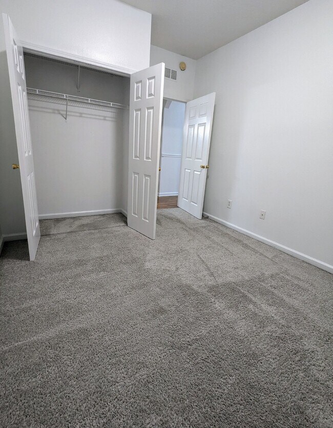 Building Photo - Beautiful Move-In Ready 3/2 Condo near Town Center & UNF