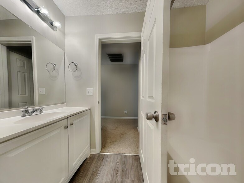 Building Photo - 5 High Glen Ct