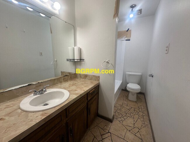 Building Photo - 1515 Pine Dr