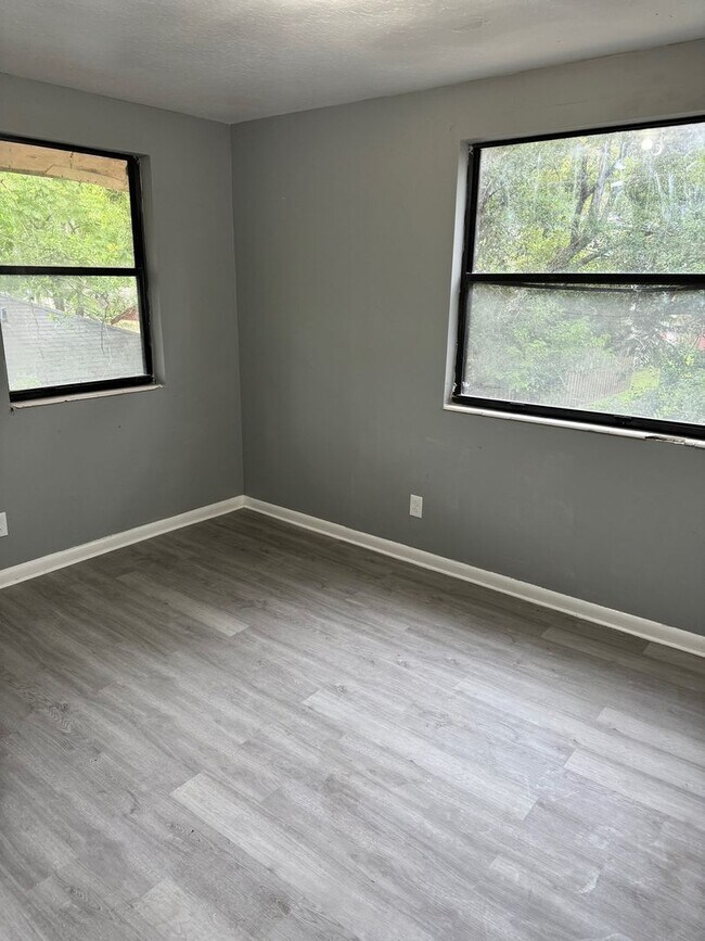 Building Photo - 2 Bedroom Duplex in Jacksonville