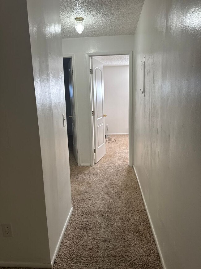 Building Photo - Quail Hollow 12