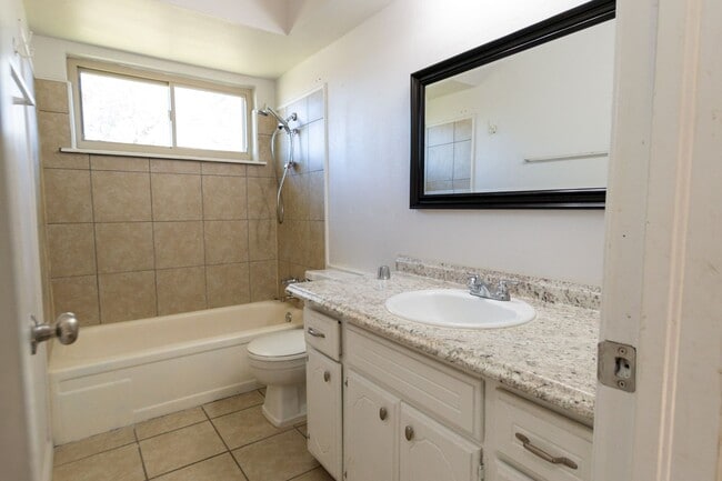 Building Photo - 224 S Bouziden Dr