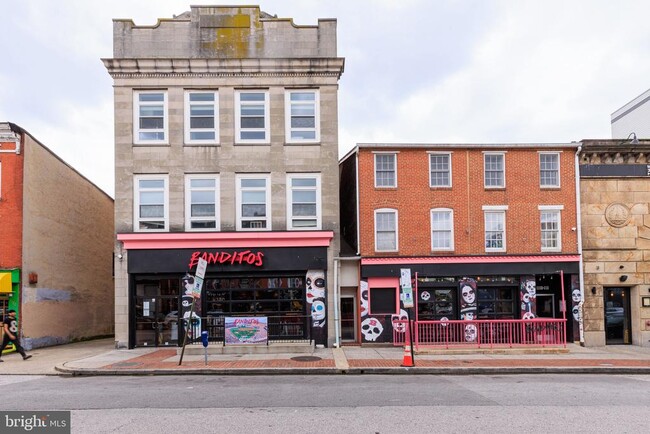 Building Photo - 906 S Charles St