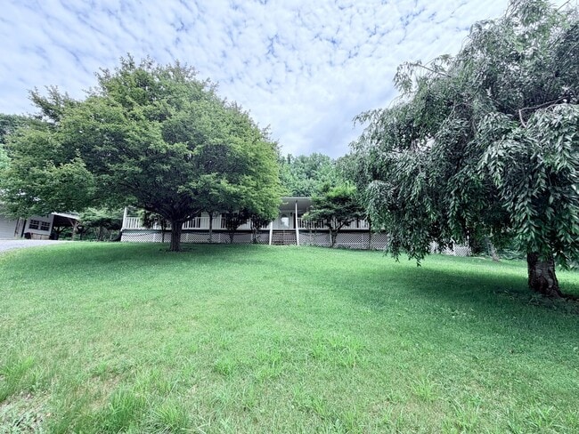 Building Photo - Secluded 3-Bedroom with Wrap-Around Porch -- Jonesborough
