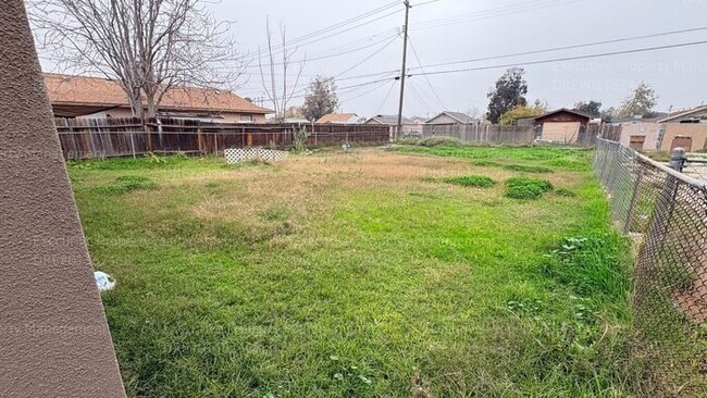 Building Photo - 2 bedroom 1 bathroom house located off the main street Oildale Dr.