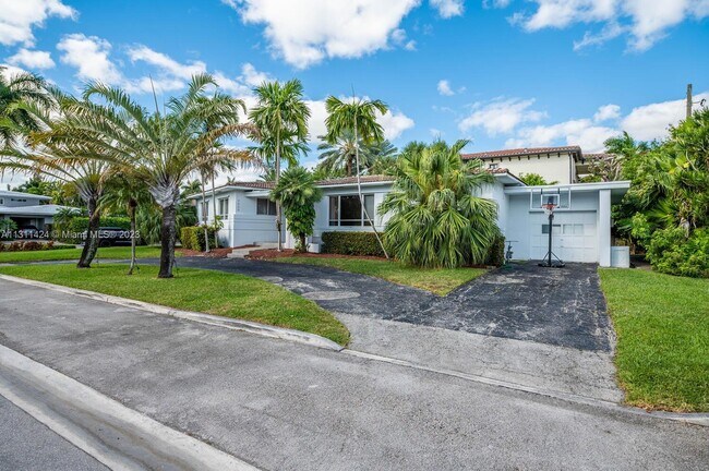 Building Photo - 9520 E Broadview Dr