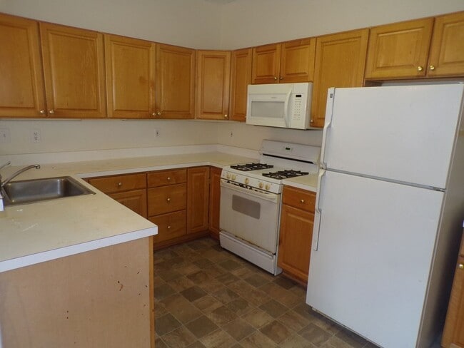 Building Photo - Odenton, 3 level twhs, end unit, Master su...