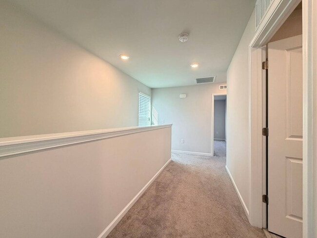 Building Photo - 400 Hazy Hls Ln