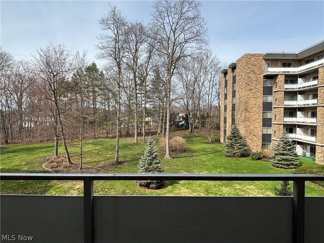 Building Photo - 2112 Acacia Park Dr