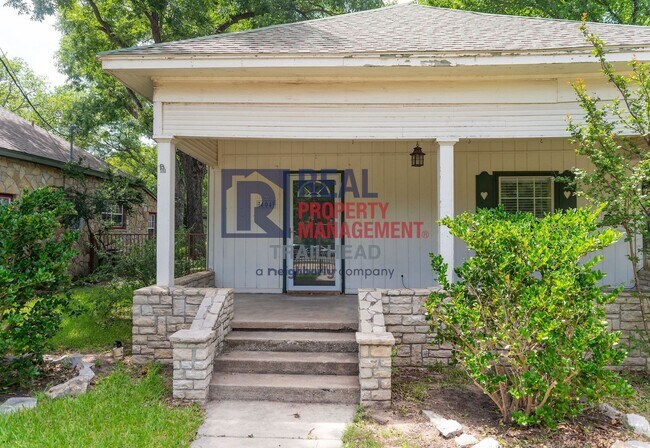 Building Photo - Cozy 2 Bedroom Home Near Historic Downtown Glen Rose