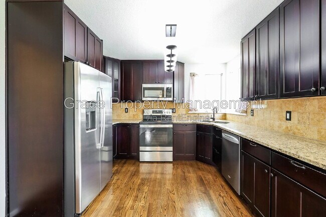Building Photo - 1144 E 12th Ct