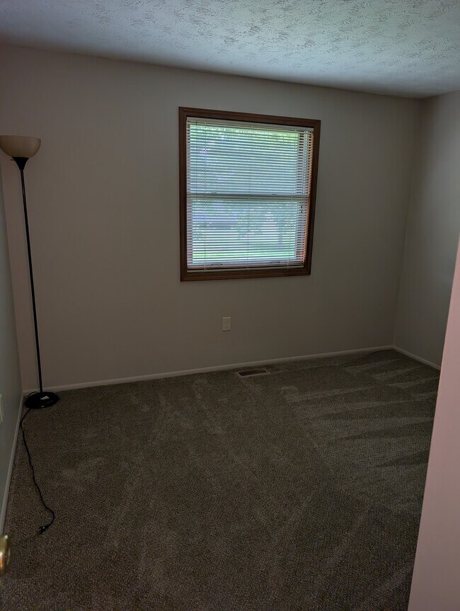 Building Photo - 549 Poplar Dr