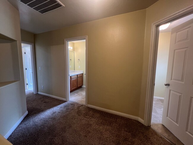 Building Photo - 3 bed, 3 bath Twin-home