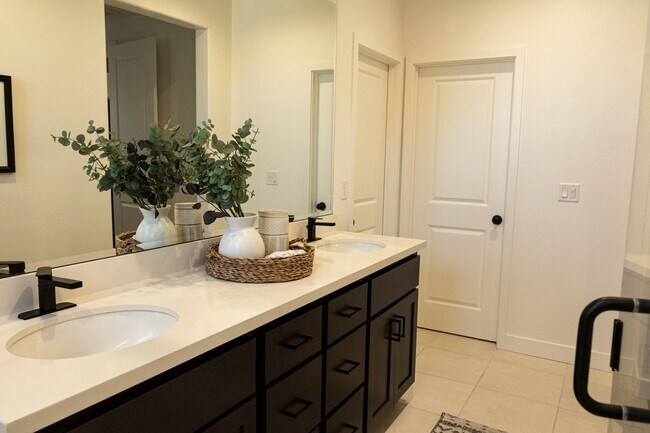 Building Photo - 3 bedroom | 2.5 bathroom | Crocker Village Single Family Home