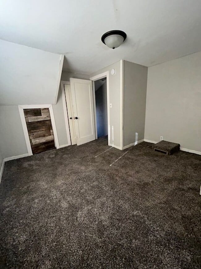 Building Photo - ASK ABOUT OUR RENT SPECIAL!!!!!