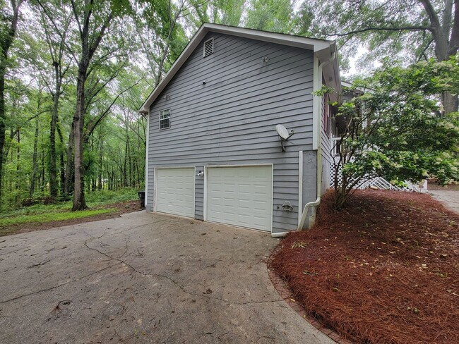 Building Photo - Charming Douglasville Home with Bonus Base...