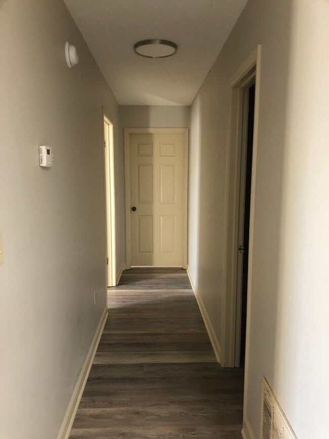 Building Photo - Downtown 2 Bedroom Apartment! Water included!