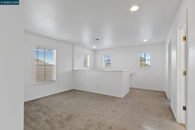 Building Photo - 3200 Puffin Cir