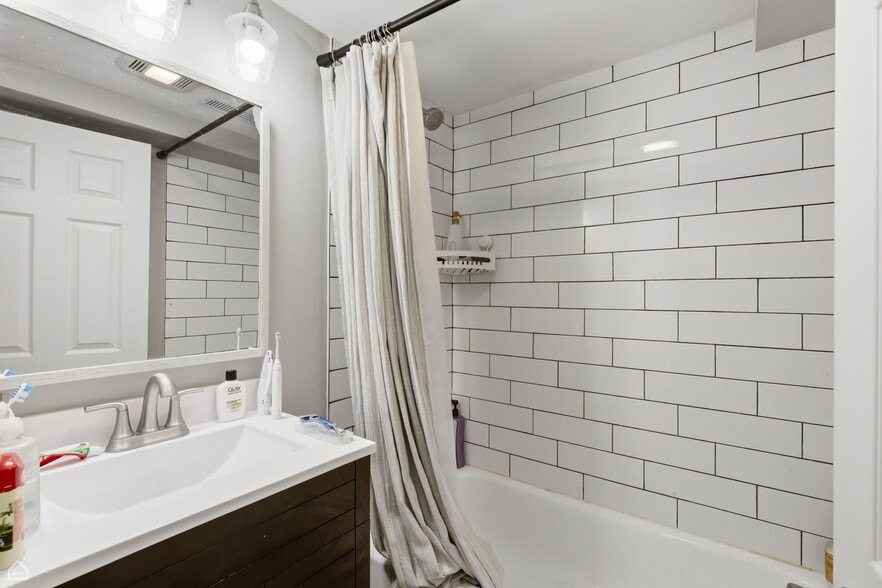 Building Photo - 1104 Dempster St