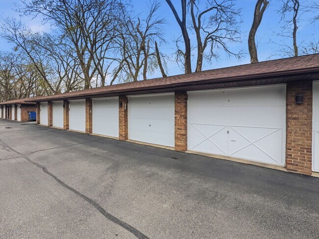 Building Photo - 13616 Royal Ct