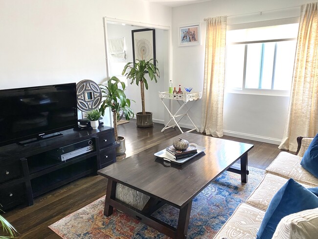 Living Room - 811 E Nutwood St