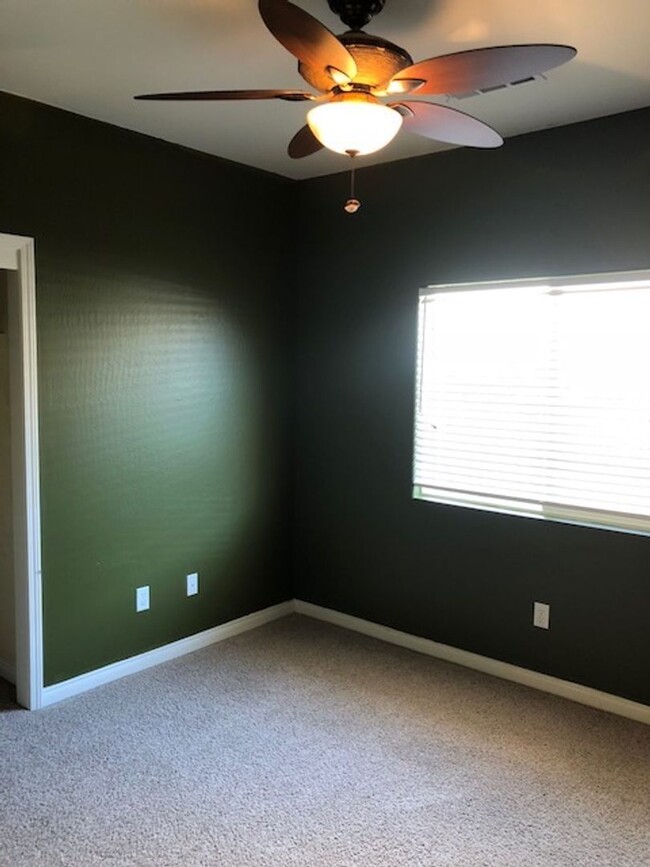 Building Photo - Beautiful 4 Bedroom in NW!