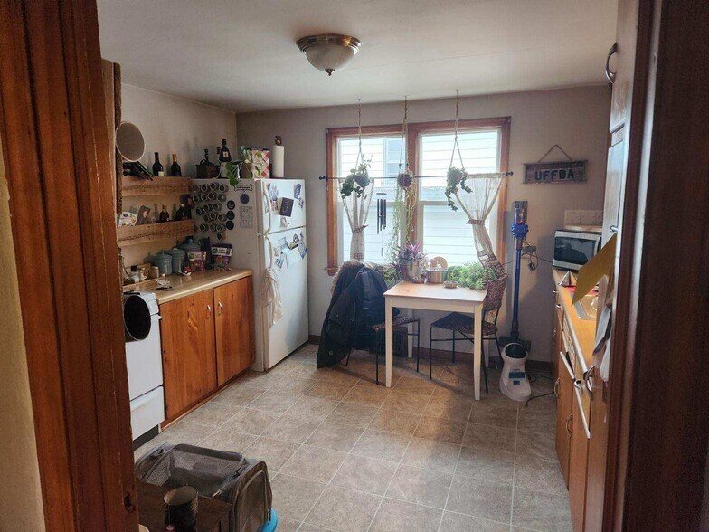 Eat-in Kitchen - 1206 S 73rd St