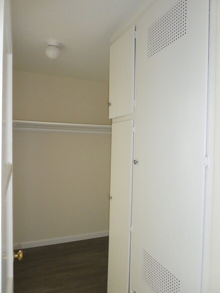 Building Photo - 6222 Hazeltine Ave
