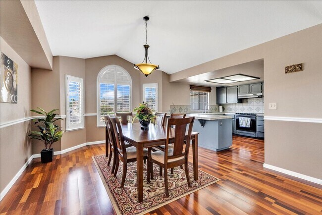 Building Photo - This home is loaded with upgrades and space in North Hanford.  Call today!