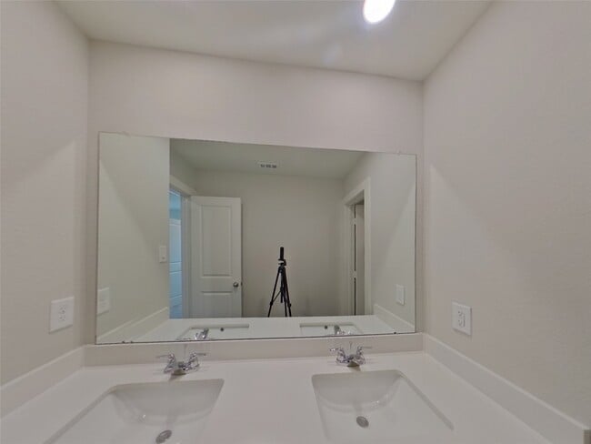 Building Photo - 9835 Willow Creek Commerce Dr