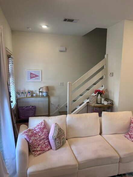 Building Photo - 200 Taylor Cottage Cv