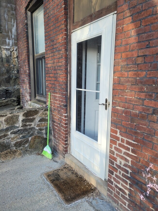 Building Photo - Main Street Apartment in Marlborough