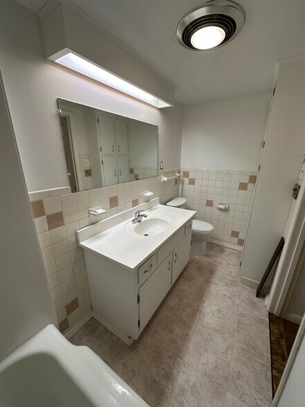 Building Photo - 306 Pleasant St