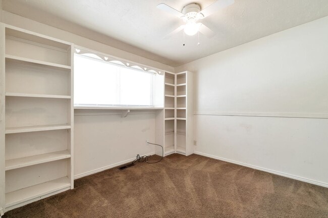Building Photo - 3 Bed - 1 Bath Home in Sunset - Huge Yard ...
