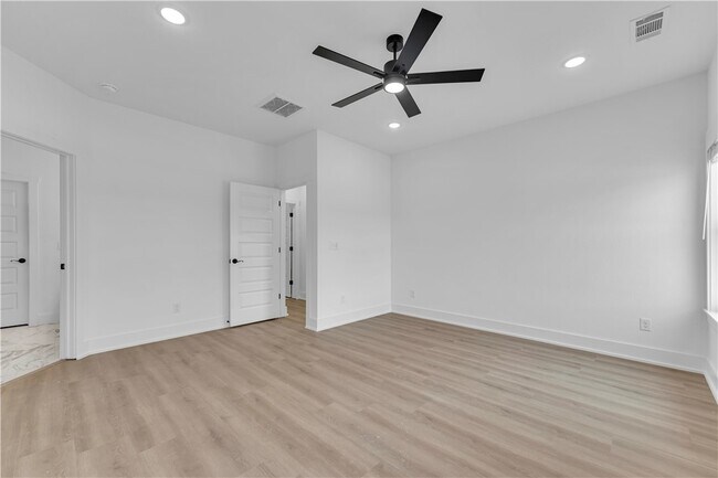 Building Photo - 7001 SW Basswood Ave