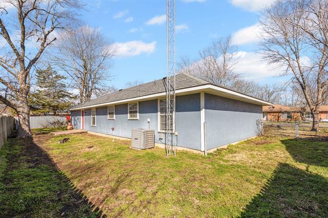 Building Photo - 207 E Travis St