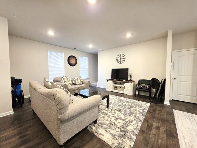 Building Photo - 407 Stream Valley Ct