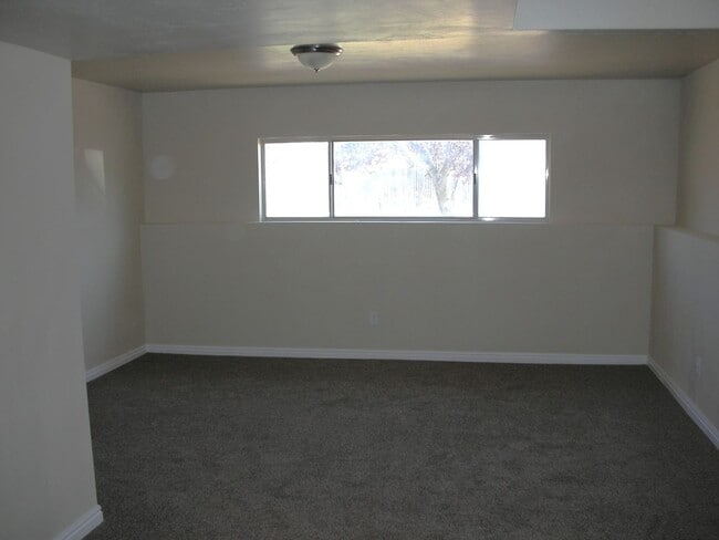 Building Photo - Large Home in Kearns - Fenced Backyard