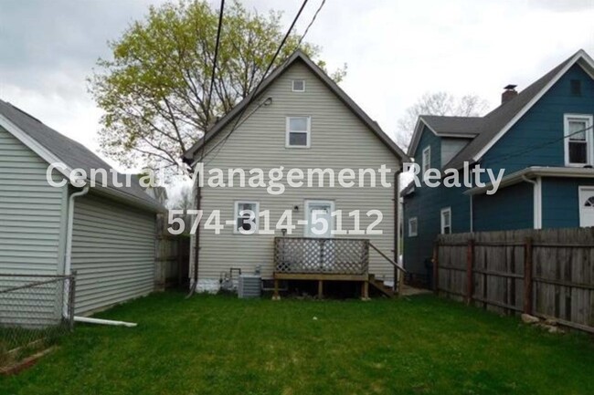 Building Photo - Mishawaka home Close to Central Park