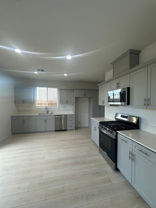 Building Photo - Newly built Woodside home located in Huckl...