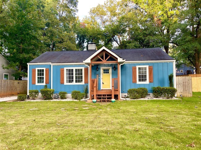 Building Photo - Welcome to this stunning 3-bedroom, 2-bath...