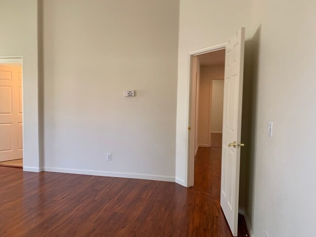 Building Photo - Spacious 4 bedroom 2.5 Bathroom Gold River...
