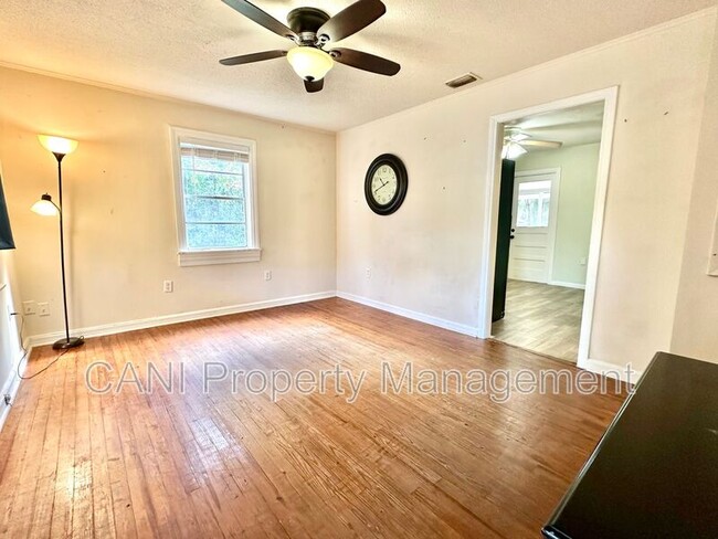 Building Photo - 916 W Wisconsin Ave