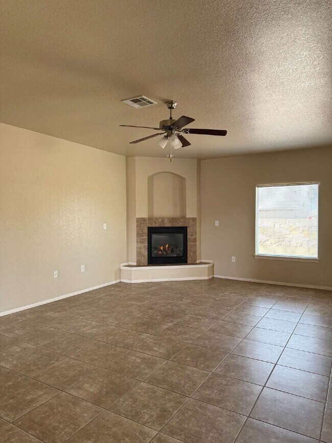 Building Photo - Cozy three-bedroom two bath at a great location! 10429 Silvercloud Drive, El Paso, Texas 79924