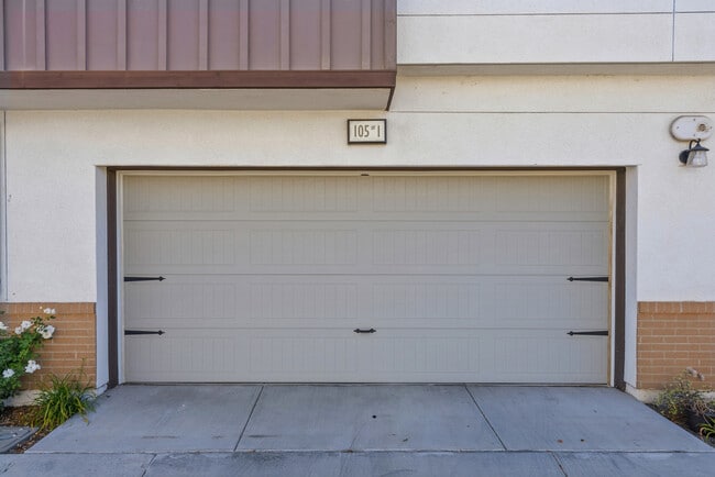 Building Photo - 105 Red Brick Dr