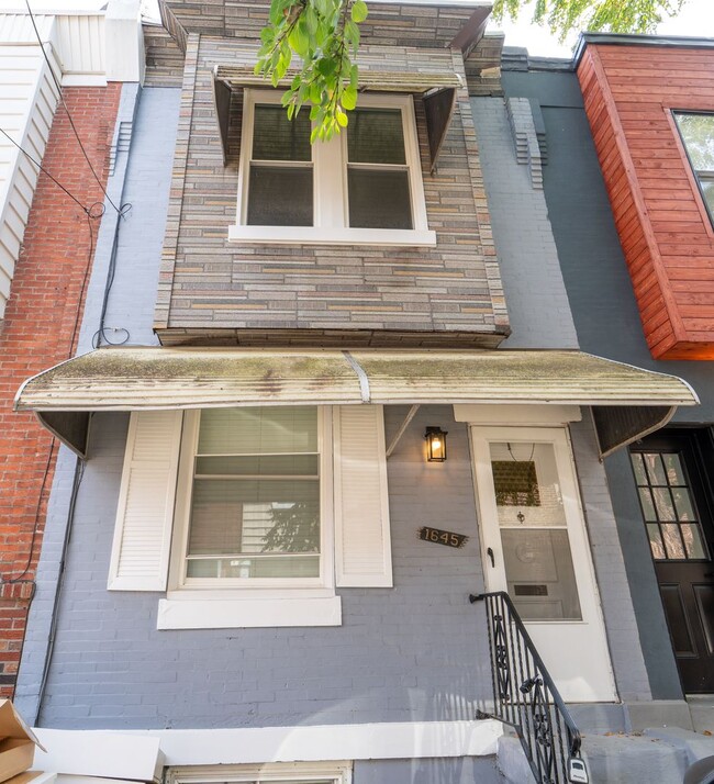 Building Photo - Newly Rehabbed beauty