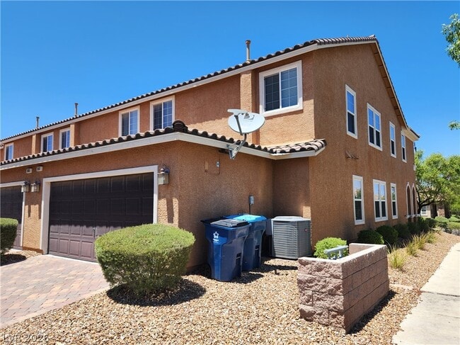 Building Photo - 3001 Camino Sereno Ave