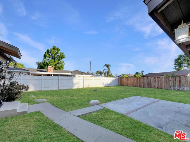 Building Photo - 8905 Nogal Ave