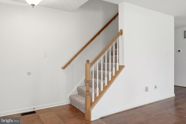 Building Photo - 2068 Stoneleigh Dr