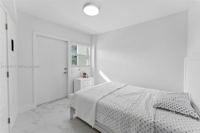 Building Photo - 3250 NE 28th St